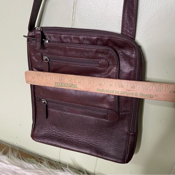 Levenger Brown Leather Messenger Bag Tote - Picture 2 of 9
